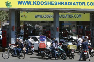 イランで広がる抗議と買いだめ、高まる経済圧力