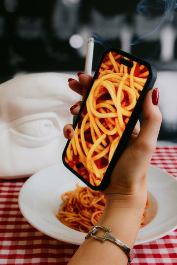 スマホは新たな「たばこ」、禁止する米レストラン