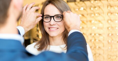 【「会社帰りの眼鏡作り」はNG！】たった一つのタイミングミスで視力が狂う…「午後の眼鏡」はなぜ危ない？