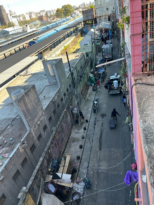 ブエノスアイレスにある南米最大級のスラム「ビジャ31」の路地。整備されたレティ―ロ駅(写真奥)に接するようにスラムが広がる