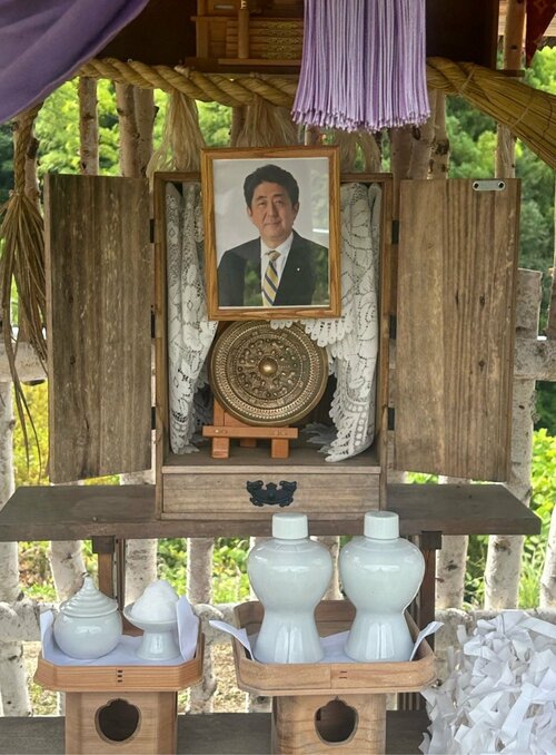 安倍神像神社の祭壇に祀られた安倍晋三元首相の肖像写真