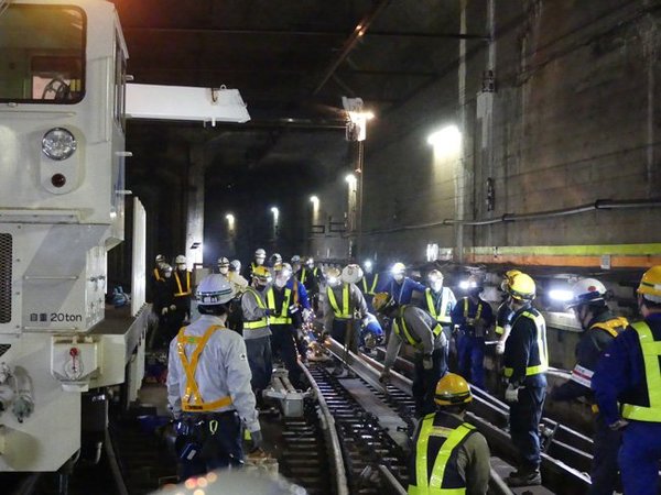 写真:日比谷線東銀座駅付近で実施中のレール交換作業(4)