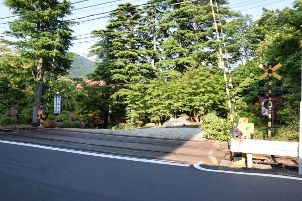 強羅花壇の前にある旅館