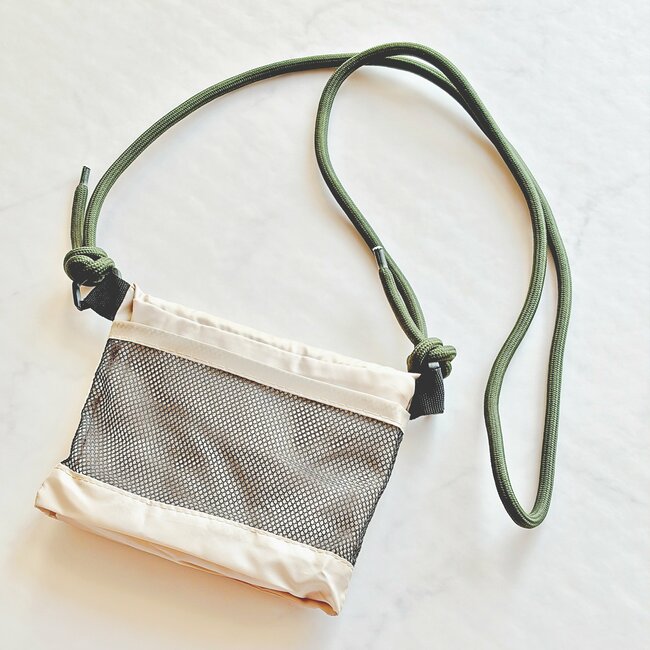 ポシェットいらないじゃん…！ダイソーの「サコッシュみたいに持ち歩けるエコバッグ」身軽に買い物できて嬉しすぎる！