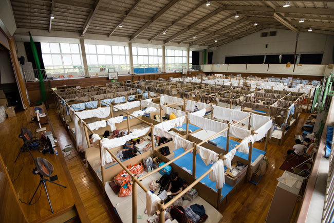 西日本豪雨の被災地ではいまだ多くの人たちが不自由な避難所生活を送っている。体調の管理が気がかりだ　