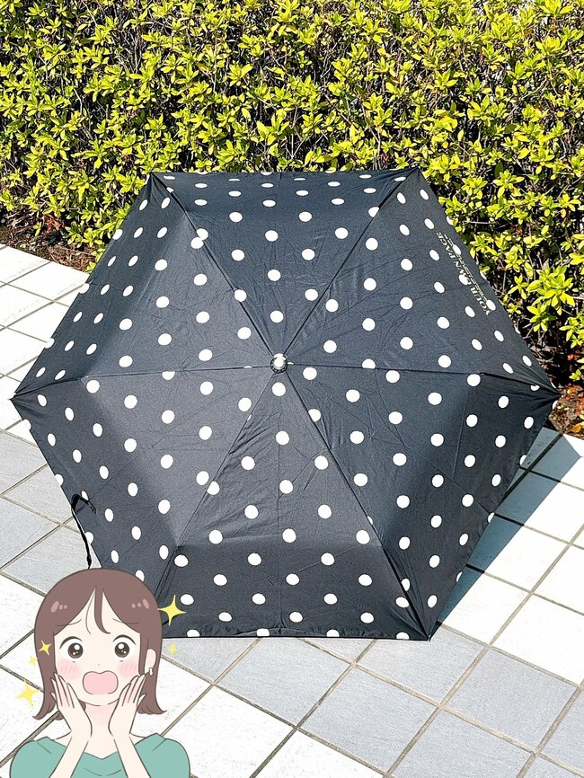 日差しが強い日も安心…!3COINSの「光とUVをカットする折りたたみ傘」体をすっぽり覆ってくれてありがたい!