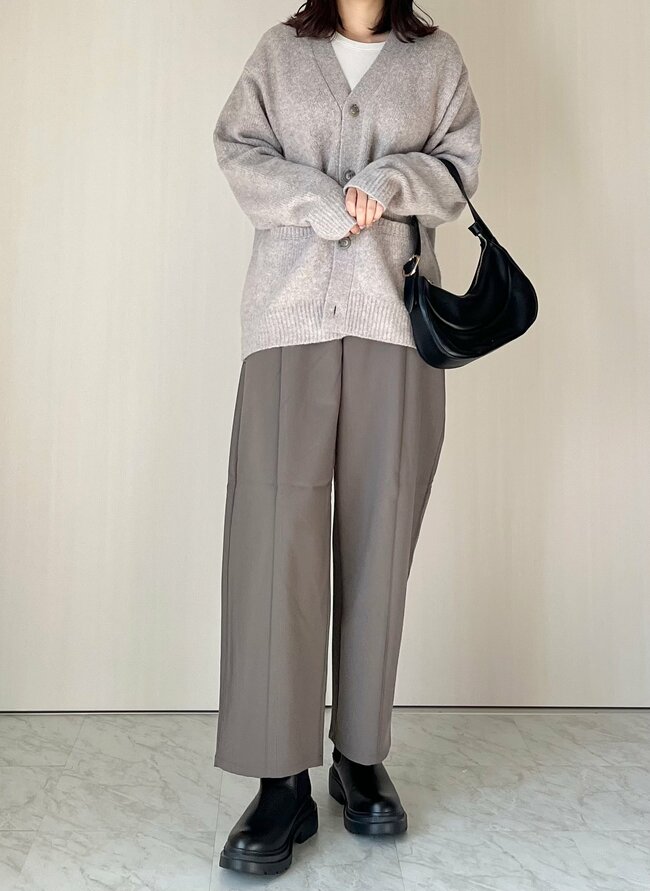 「痩せて見える!」「全色購入した」GUの“1990円ワイドパンツ”たっぷり着回せてコスパ抜群です!「脚の形が全く出ない!」