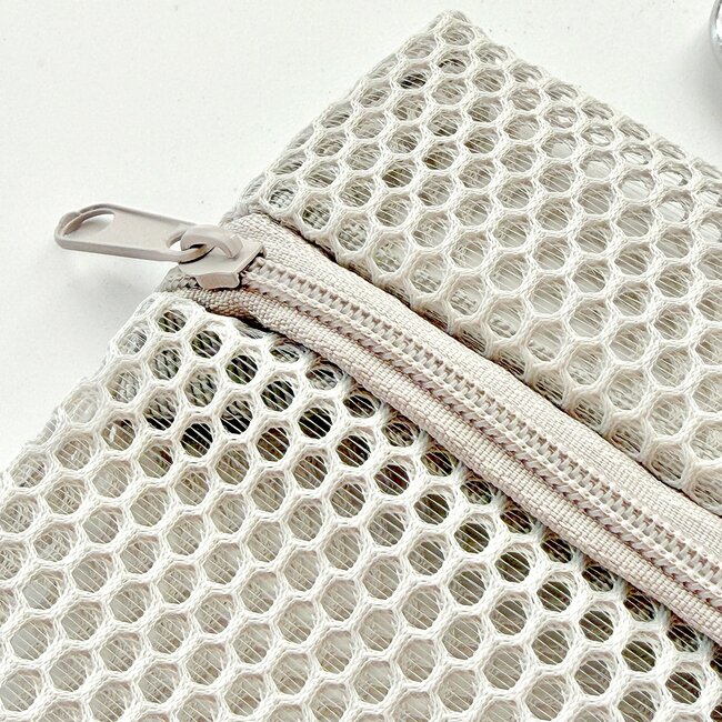 ミニ財布はこれでいいじゃん…！セリアで見つけた「迷子にならないポーチ」透け感がかわいいし、ガバッと開いて使いやすい！