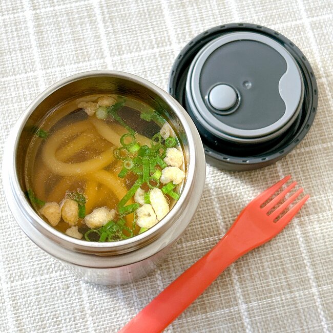 「5時間以上経ってもアツアツ」無印良品の“洗いやすいスープ容器”うどん弁当も作れて嬉しい!「お弁当作るより楽」「寒い時に重宝」