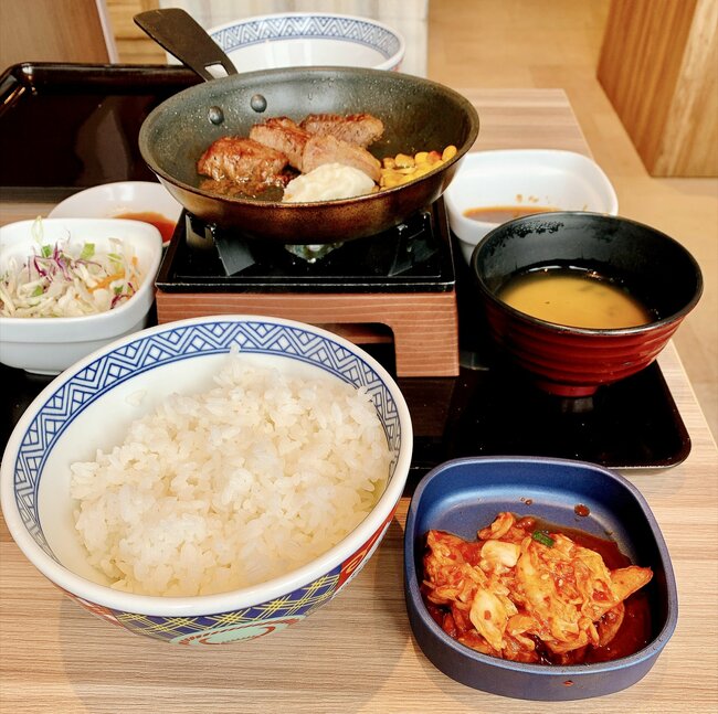 「満腹で帰るのしんどい」吉野家の“豪快すぎる定食”ご飯おかわり無料がありがたい！「吉野家さんやりすぎだよ」「ご飯大盛り2杯も食った」《実食レビュー》