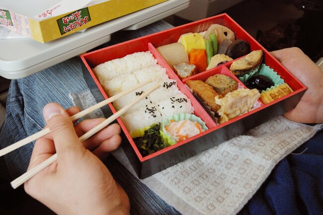 「こんなのアリ？」弁当どころかペペロンチーノまで…電車内の飲食はどこまで許容されるのか