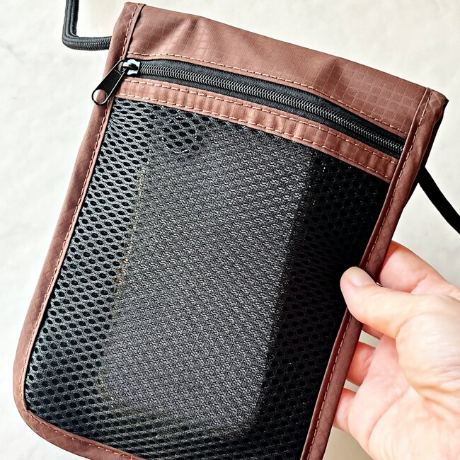 お薬手帳がすっぽり入った！3COINSの“ぺたんこポシェット”お財布いらずで外出できて便利！「扱いやすい」「買い足します！」《購入レビュー》