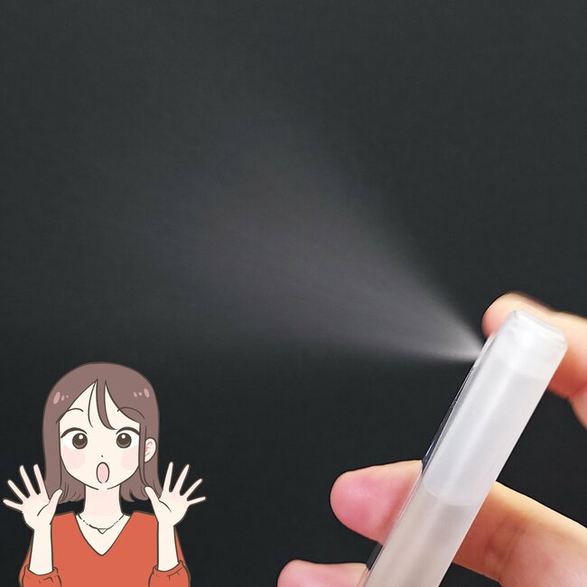 「何軒もまわってようやく見つけた！」セリアの“スリムすぎるスプレーボトル”除菌用アルコールが入れられて便利！「薄いから場所取らん」「もっと早く知りたかった」