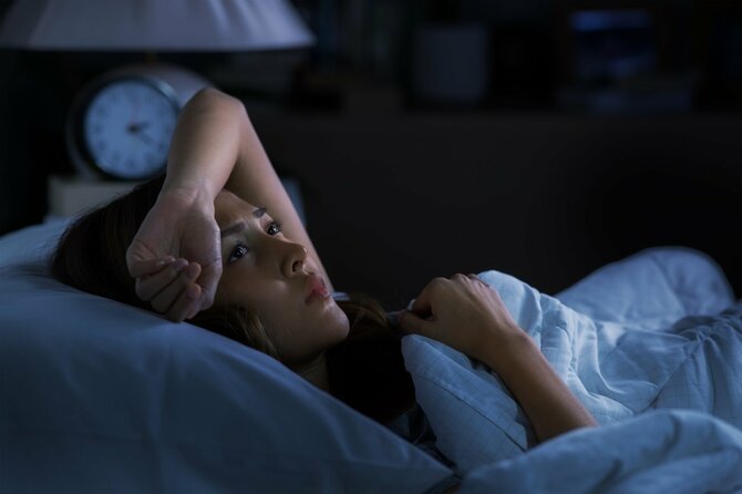 寝る前のグルグル思考が止まらない…。安心して眠れる「すごい方法」とは？