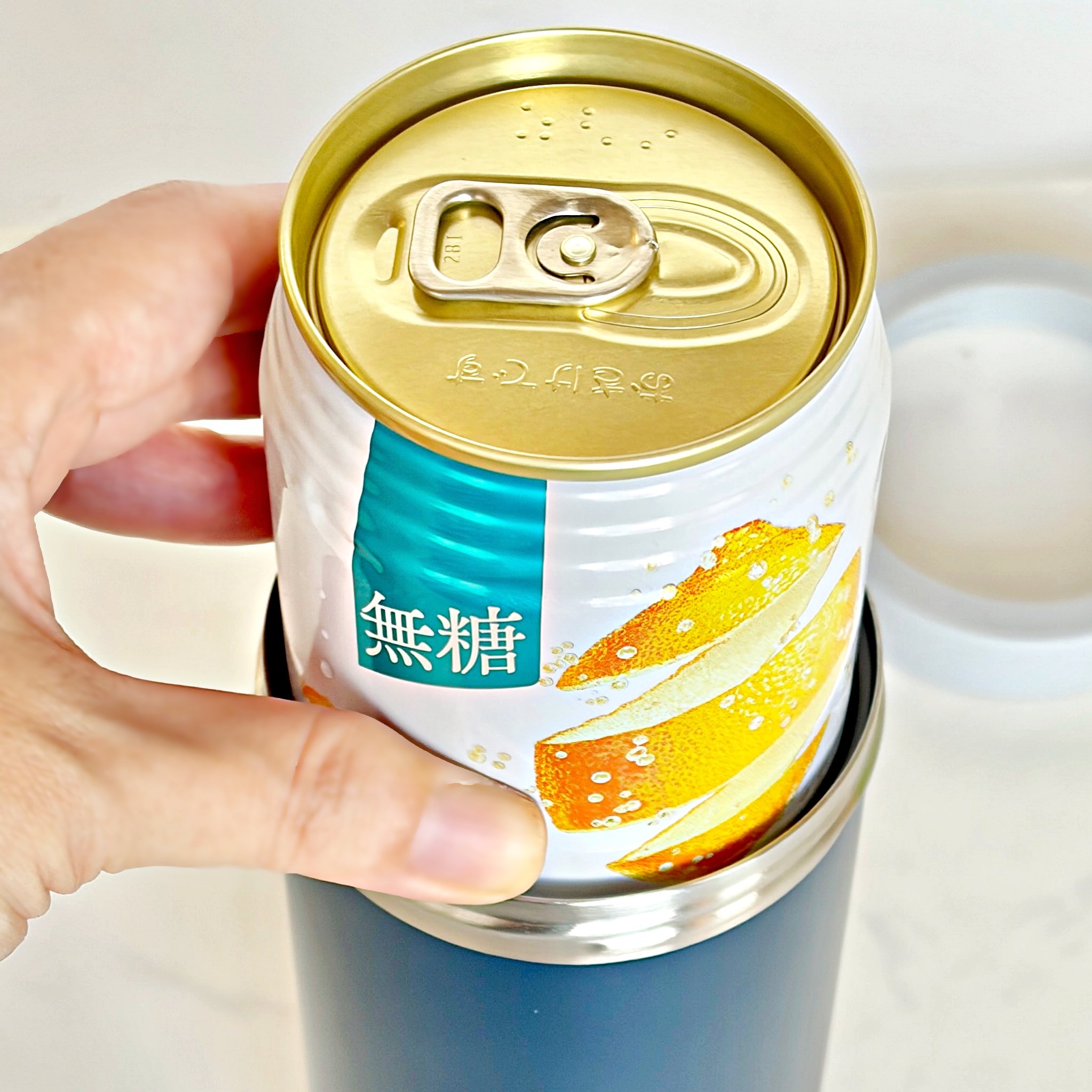 「缶ビール冷たいままで最高です」ワークマンの“ひんやり缶ホルダー”最後まで冷え冷えで感動!「色違いをリピ買い」「結露も気にならない」《購入レビュー》