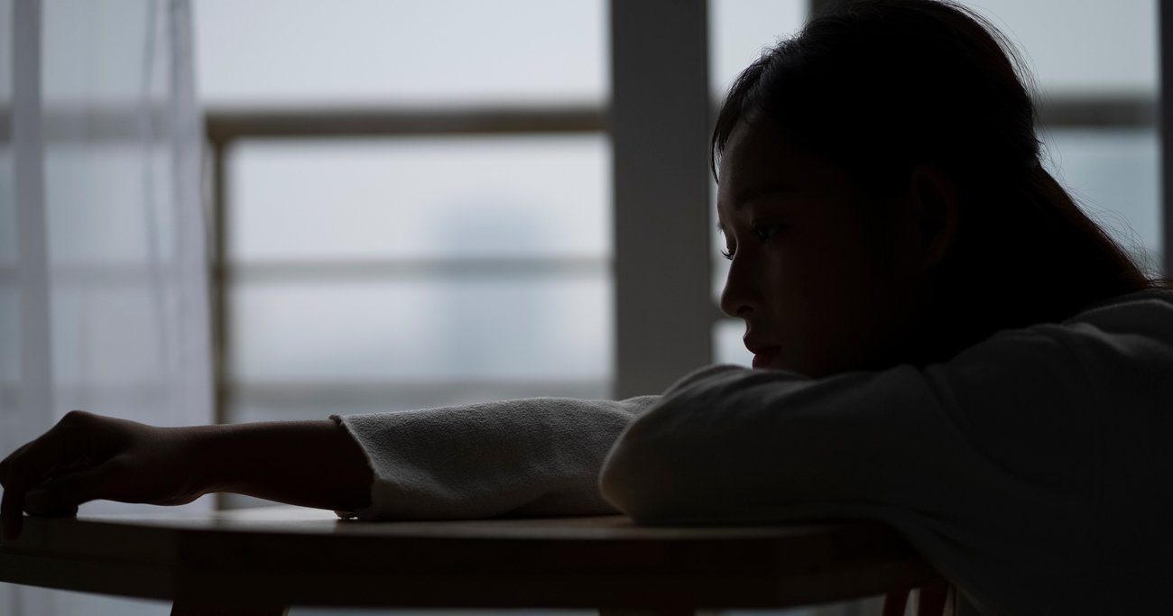 悩む女性