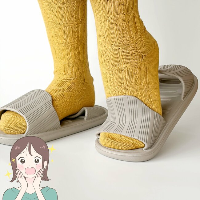 もう普通のスリッパに戻れない…!カインズの“リピ買い続出スリッパ”が買って大正解だった!「ずぼらな私に最適です!」「家族の分も購入」