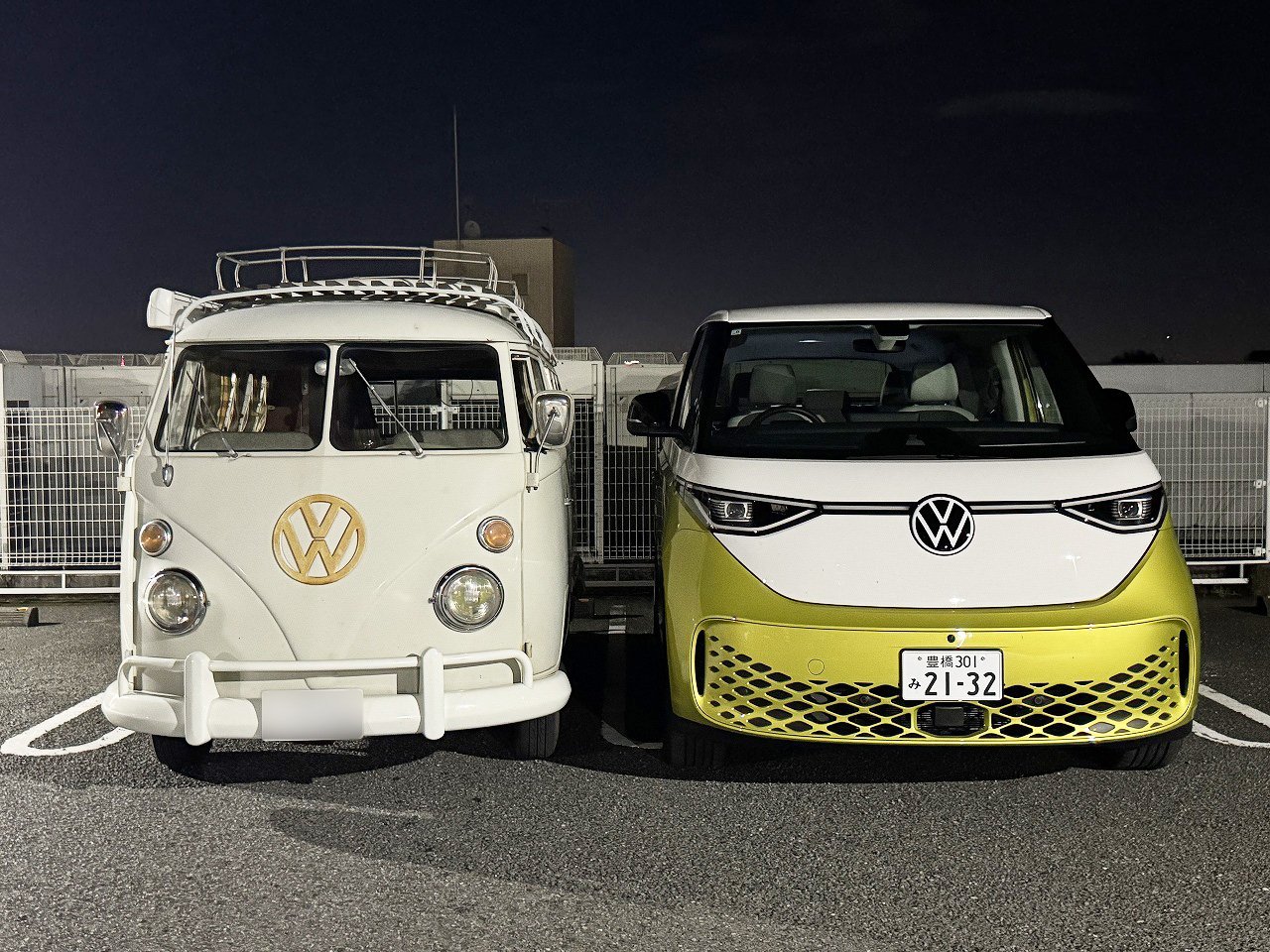 フォルクスワーゲン(通称ワーゲンバス、左)とID.Buzz(右)を並べて写真を撮ってみた。あれ?意外と似ていない?