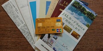 「JALカードSuica CLUB-Aゴールドカード」のメリット・デメリット、還元率や年会費などを解説！JRE CARDも使えば、JALマイルが効率よく貯まる！