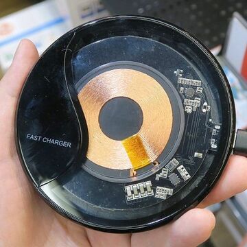 送電コイルを見ながら充電！ スケルトン仕様のワイヤレス充電器