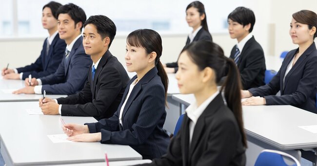 並んで座るビジネスパーソン