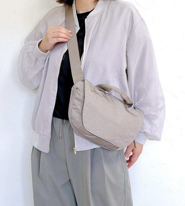 ワークマンがまたすごいの出してきた!1990円の「幅が広がるボディバッグ」スリムで軽いのに、ペットボトルが2本も入って天才…!《購入レビュー》
