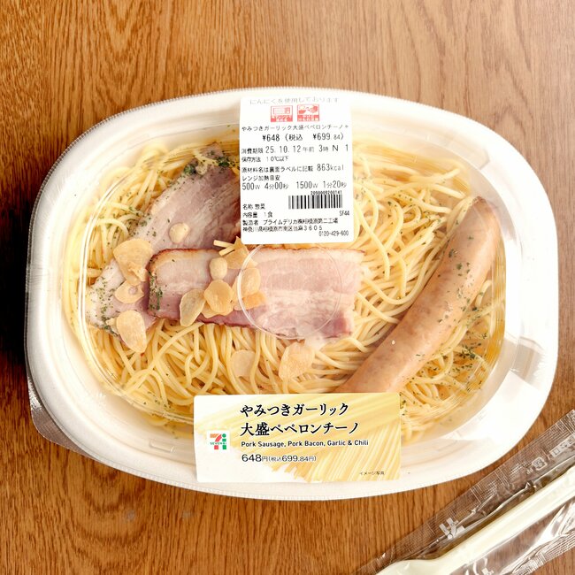 こりゃ満足感ハンパないって…!セブンの「ボリューム満点パスタ」ウィンナーが特大サイズだし、ギルティ感がたまらないよ!