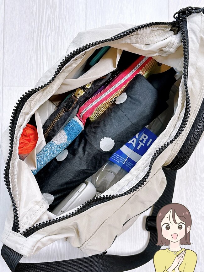 雨の日もガンガン使える！グローバルワークの「軽量ショルダーバッグ」荷物がたっぷり入って便利！【購入レビュー】