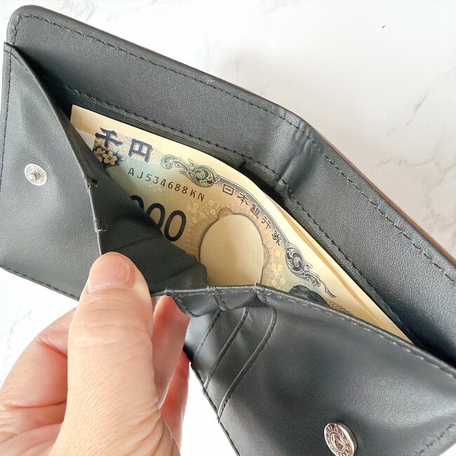 【ワークマン】「胸ポケットに入る」980円の“スリムな財布”小銭が取り出しやすくて便利！「よく考えられている商品」「主人も喜びました」《購入レビュー》
