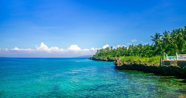 青い海、青い空が美しいフィリピン・セブ島。格安で英語が学べる留学先としてアジアの各地から英語を学びたい人たちが集まっている。 Photo:PIXTA