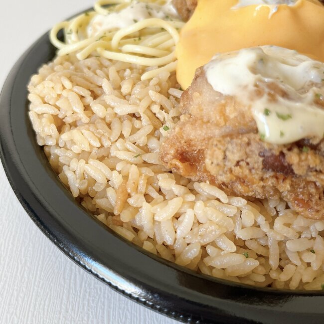 「量がヤバいんじゃぁッ!」セブンの“ドカ盛り弁当”1124kcalもあってボリュームがすごい!「ニンニクがガツンと効いてる」「こってりジャンキーでうまい」