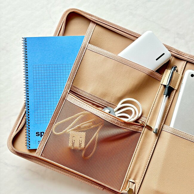 お薬手帳や処方薬がまるっと入る！3COINSの“ポケットたくさん収納ケース”通院グッズ入れにピッタリ！「迷わず購入しました」「収納力があり実用性バツグン」