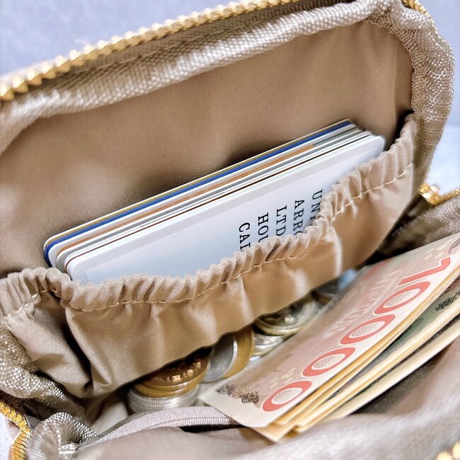 【3COINS】カードが60枚も入った！ガバッと開く「ぺたんこポーチ」小物をスッキリ持ち歩けて大助かり！《購入レビュー》
