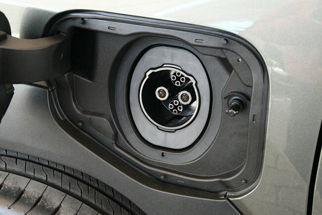 急速充電口は左リヤフェンダーに装備