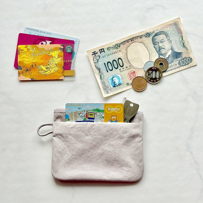 ミニ財布がわりに使えて便利！無印良品の“薄くて軽いポーチ”カードが50枚入って優秀すぎる！「長財布卒業できそう」「かさばらないのに意外と入る！」