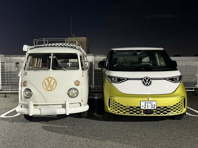 フォルクスワーゲンType2（通称ワーゲンバス、左）とID.Buzz（右）。Type2の「丸目」を、ID.Buzzは採用しなかった