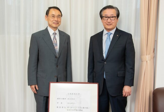 弦間昭彦・日本医科大学学長と森上展安・森上教育研究所代表