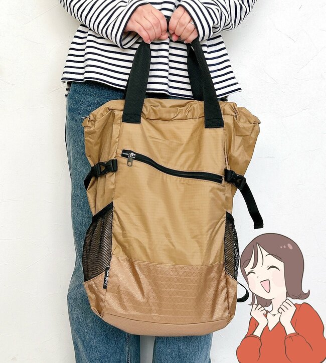 ダイソー姉妹店で買った330円グッズ→大きなエコバッグかと思いきや…雨が降ってきた時にめちゃくちゃ便利「なかった頃には戻れない!」