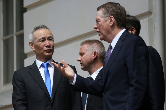 ワシントンでの米中通商協議 合意至らず交渉継続となった。劉鶴副首相(左)とロバート・ライトハイザー米国通商代表部(USTR)代表