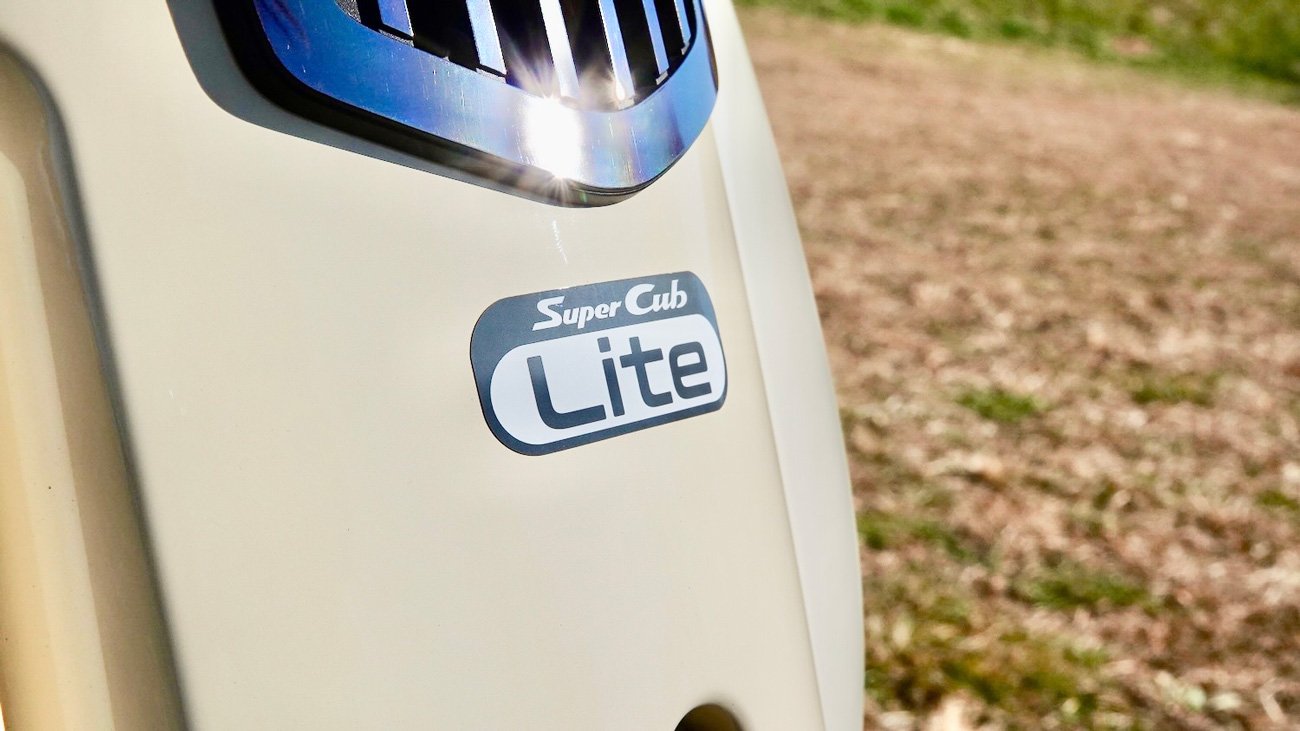 新基準原付であるスーパーカブ110Lite。スーパーカブ110との外観上の違いは、フロントに「Super Cab Lite」のエンブレムが付くくらい