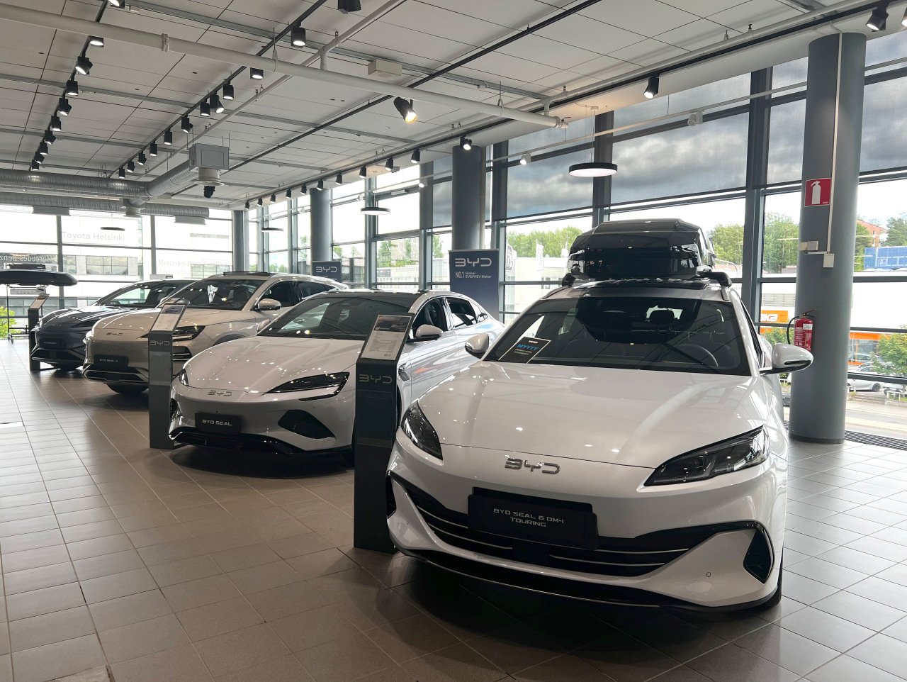 フィンランドの首都ヘルシンキにある販売代理店で展示されるBYD車　