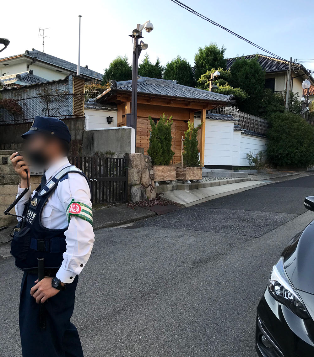 警戒する警察官