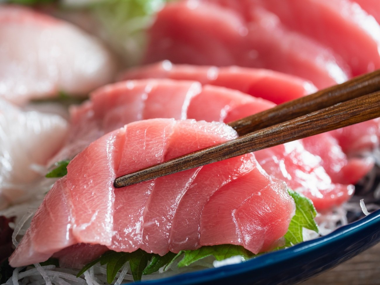 【医師が教える】カツオ、マグロ、ブリ、サンマなどの赤身魚を食べる際に要注意…顔の赤み、じんましん、頭痛、発熱など、アレルギーそっくりの症状が起こる「ヒスタミン食中毒」と「対策法」とは