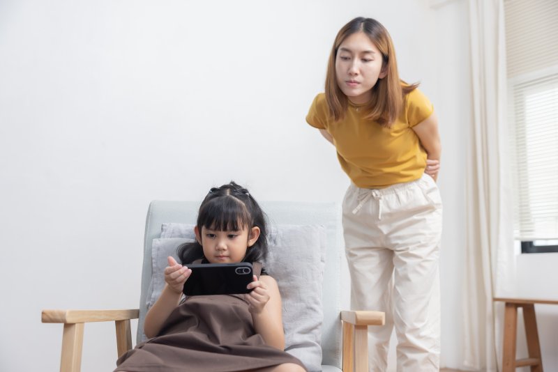 スマホでYouTubeを見てばかりいる子どもに何と言うべきか？