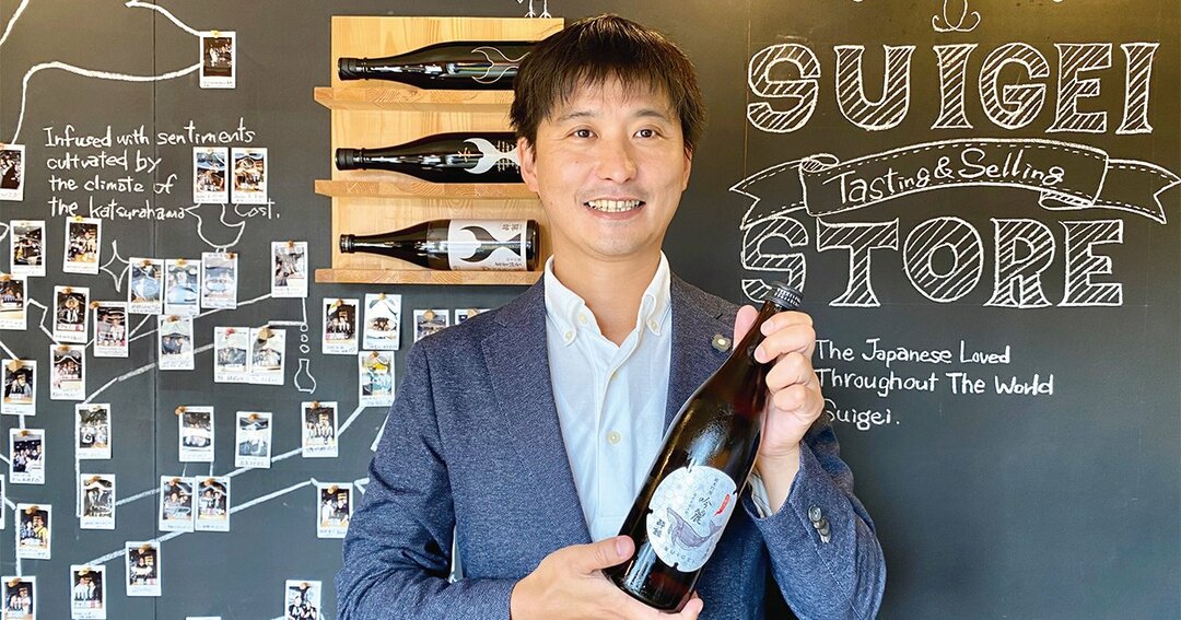 酔鯨本社蔵の売店に立つ大倉広邦さん