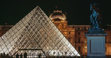 ルーヴル美術館が「盗品購入疑惑」で元館長ら拘束、アートビジネス界に激震