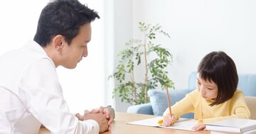 【ほめたつもりが…】子どもを追い詰める親のひと言・ワースト1