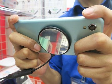 充電しながらゲームプレイ！ スマホの背中に貼り付けられるワイヤレス充電器