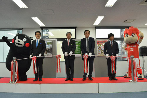 熊本BPOセンター（BBSアウトソーシング熊本）は2014年4月にスタート。本社機能移転式典には熊本県の蒲島知事、くまモンも駆け付けた。©2010熊本県くまモン