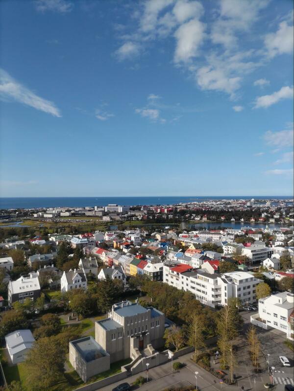 市内はカラフルな家が多くてかわいい（提供=筆者）